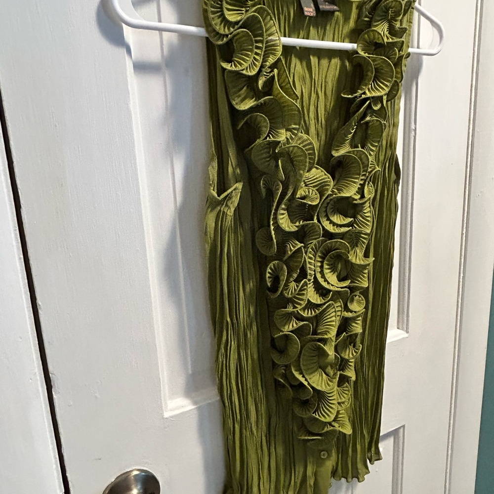 Green Sleeveless Ruffle Top - Picture 4 of 7